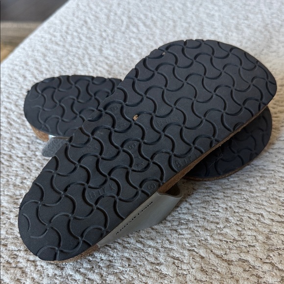 Birkenstock Metallic Sandals with Toe Loop Women’s Size 37 or 6 - Picture 5 of 6